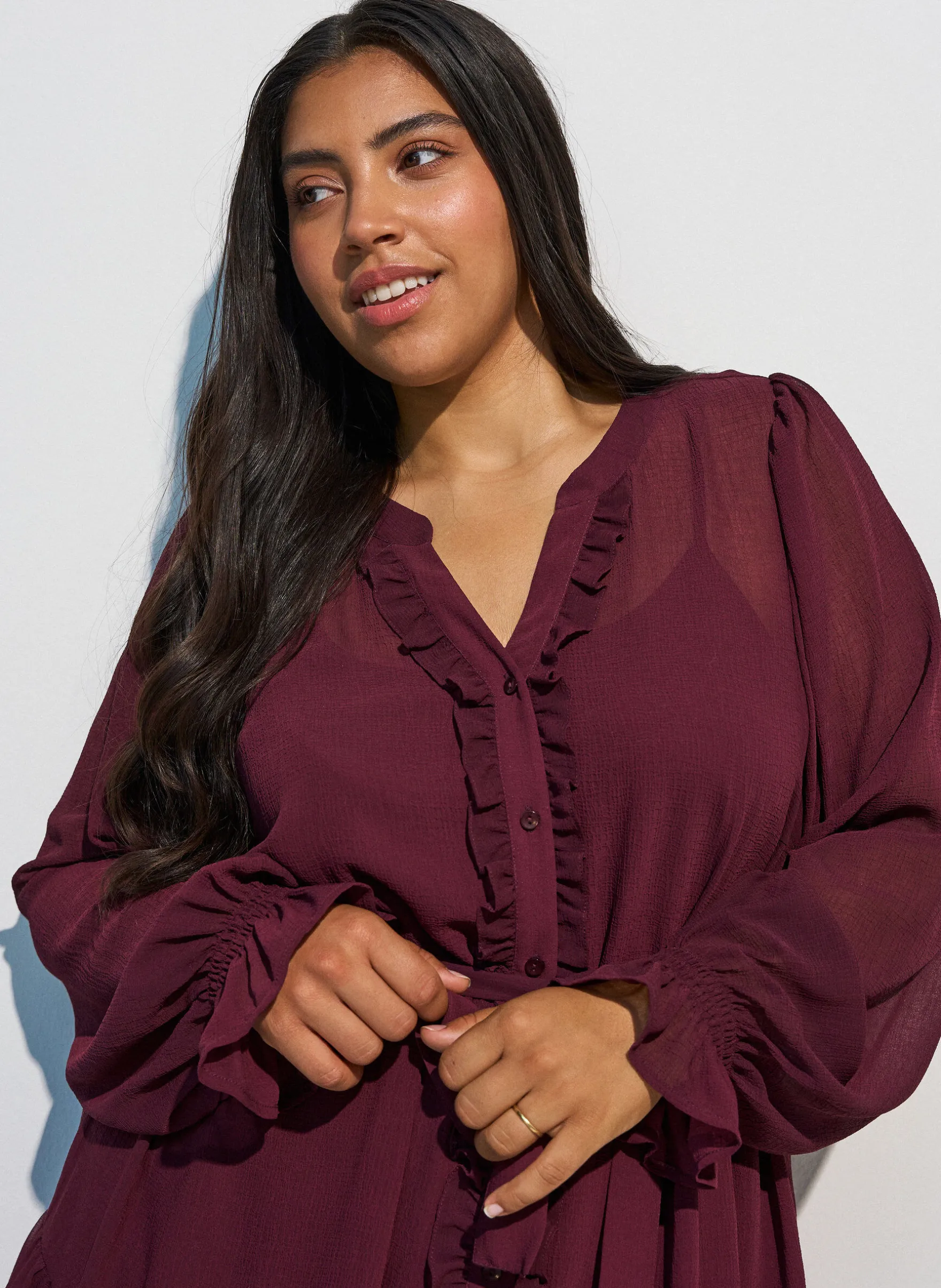 Kleid aus leichtem Webstoff mit Rüschen und Bindegürtel