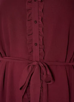 Kleid aus leichtem Webstoff mit Rüschen und Bindegürtel