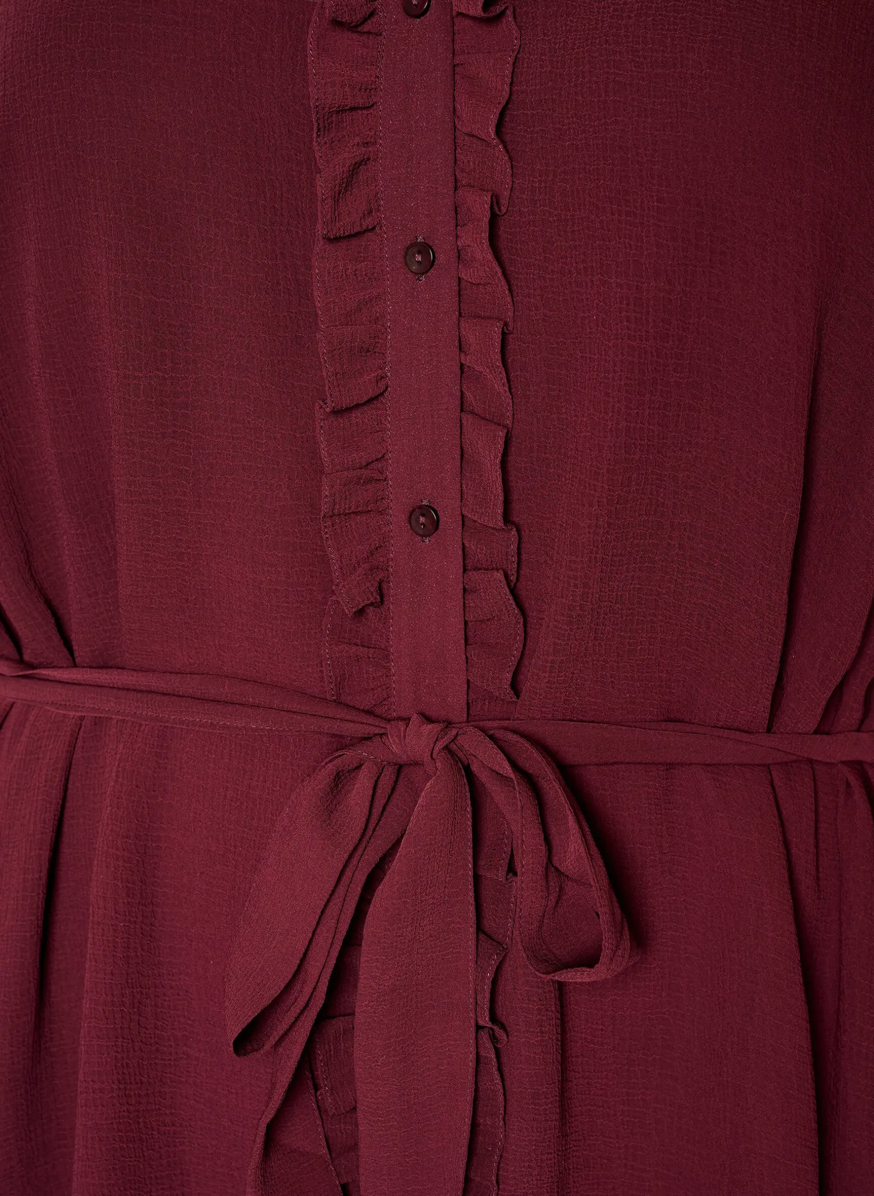 Kleid aus leichtem Webstoff mit Rüschen und Bindegürtel