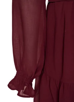Kleid aus leichtem Webstoff mit Rüschen und Bindegürtel