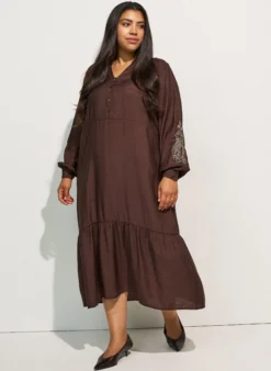 Kleid aus Viskose mit Stickerei und Stufenvolants