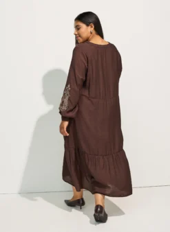 Kleid aus Viskose mit Stickerei und Stufenvolants