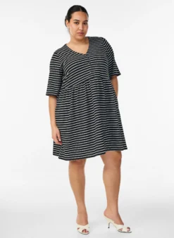 Kleid mit gerippter Textur und Empire-Linie