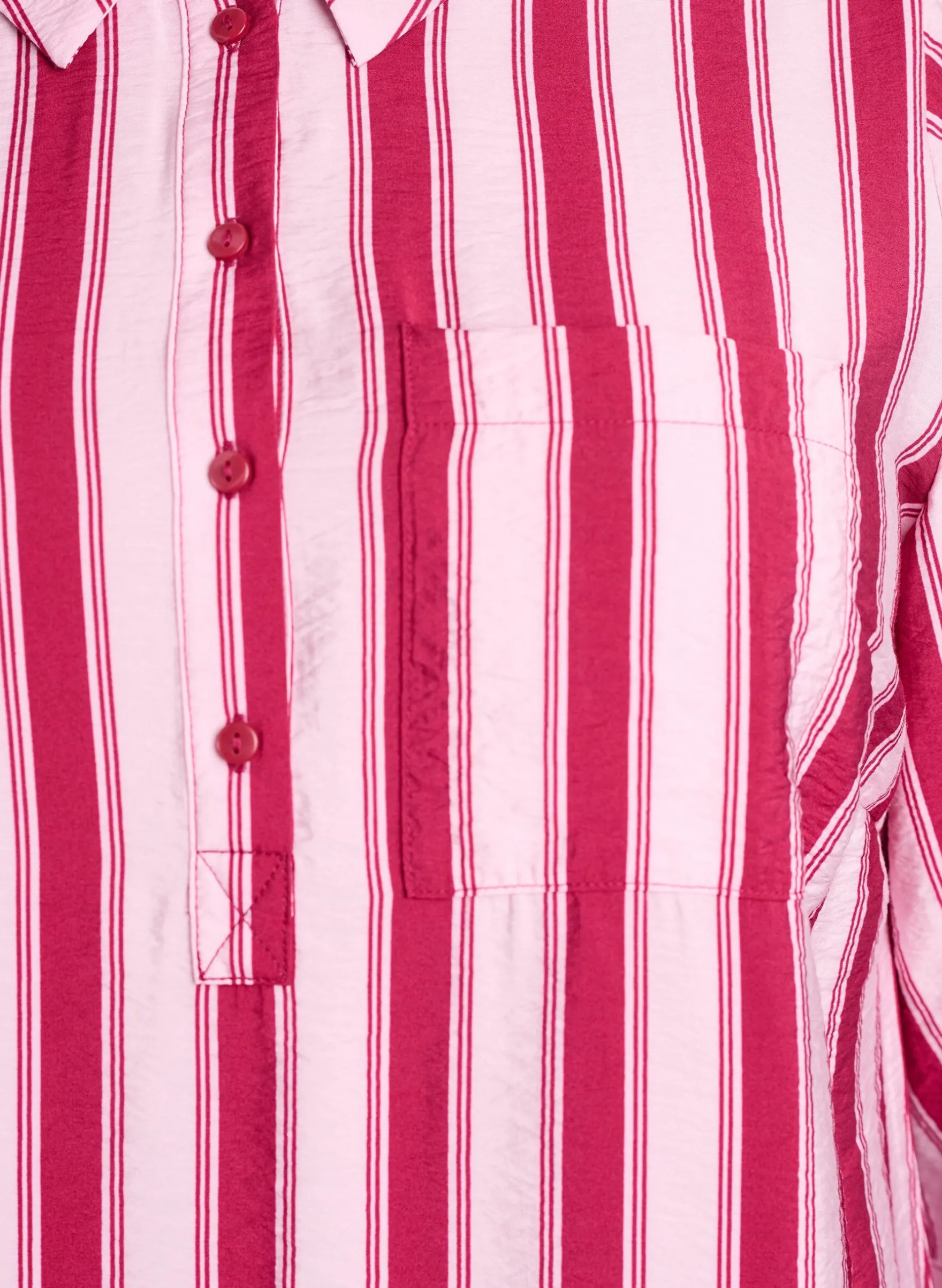 Kleid mit Kragen und Brusttasche