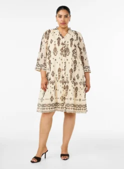 Kleid mit Ornament-Print und Rüschenkragen