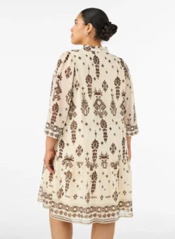 Kleid mit Ornament-Print und Rüschenkragen