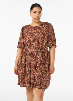 Kleid mit Paisleymuster und Bindegürtel