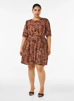 Kleid mit Paisleymuster und Bindegürtel