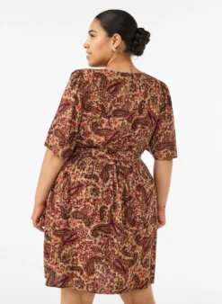 Kleid mit Paisleymuster und Bindegürtel