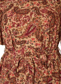 Kleid mit Paisleymuster und Bindegürtel