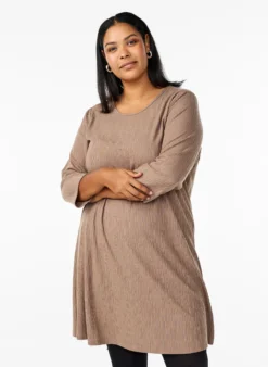 Kleid mit Struktur und 3/4-Ärmeln