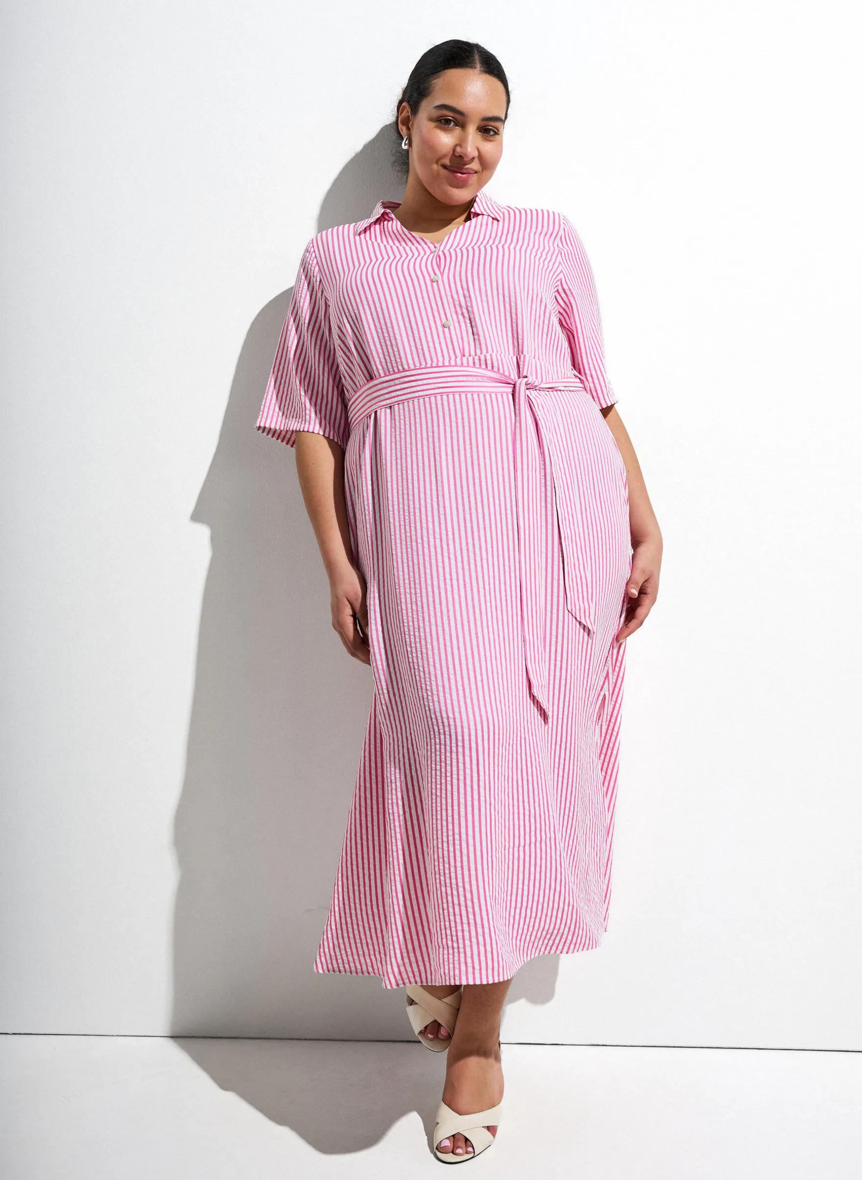 Knöchellanges Hemdblusenkleid mit Bindegürtel und Streifen