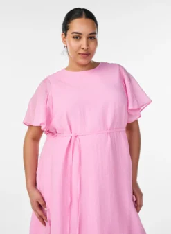 Knöchellanges Kleid mit Flügelärmeln und Bindegürtel
