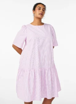 Knielanges gestreiftes Kleid mit Steinen und Puffärmeln
