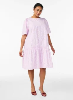 Knielanges gestreiftes Kleid mit Steinen und Puffärmeln