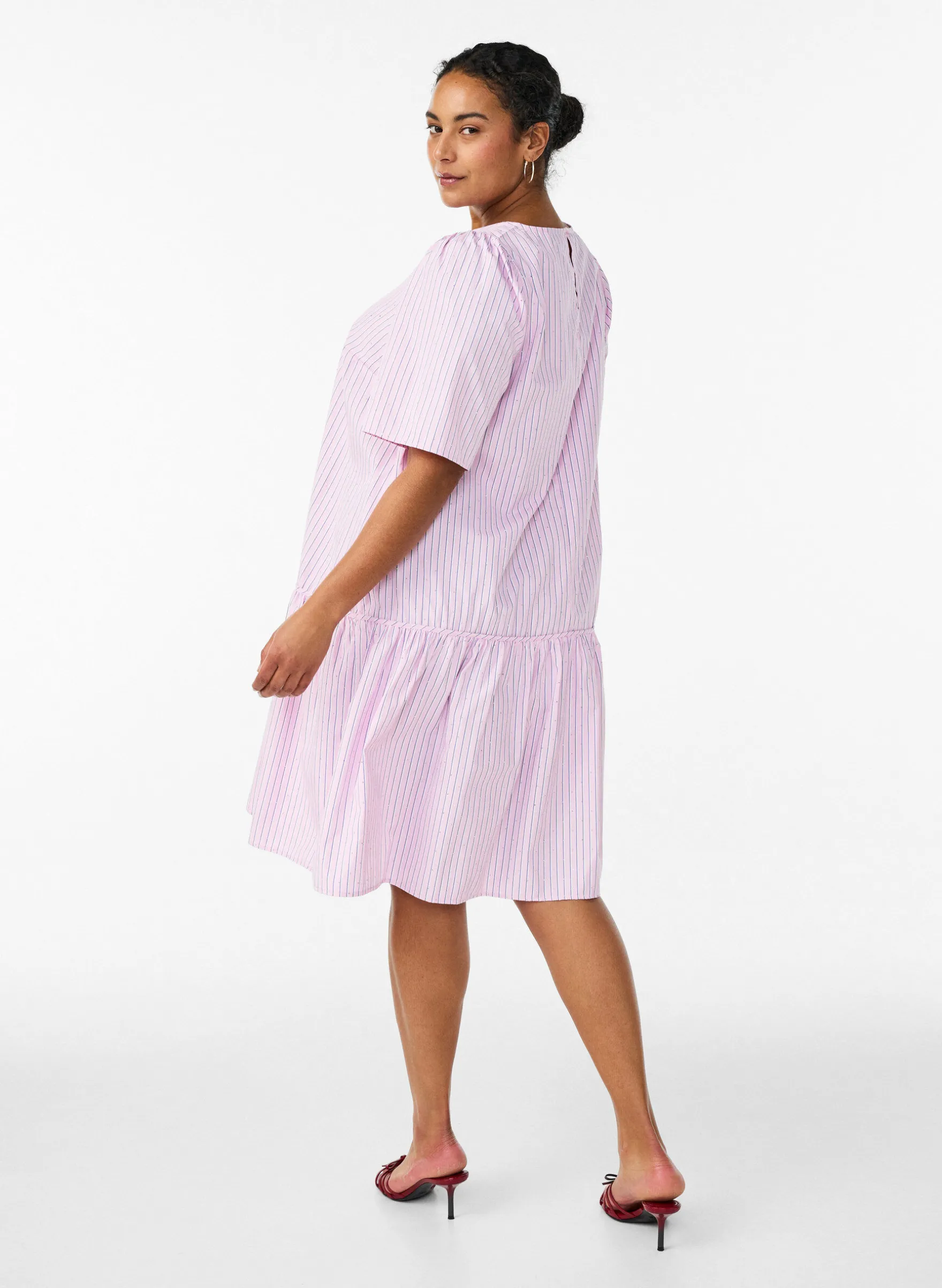 Knielanges gestreiftes Kleid mit Steinen und Puffärmeln