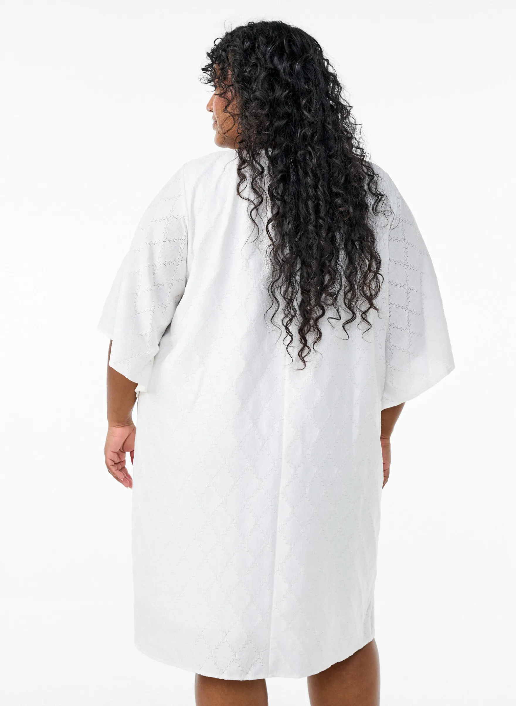 Knielanges Partykleid mit weiten Ärmeln