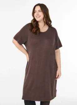 Knielanges Strickkleid mit kurzen Ärmeln