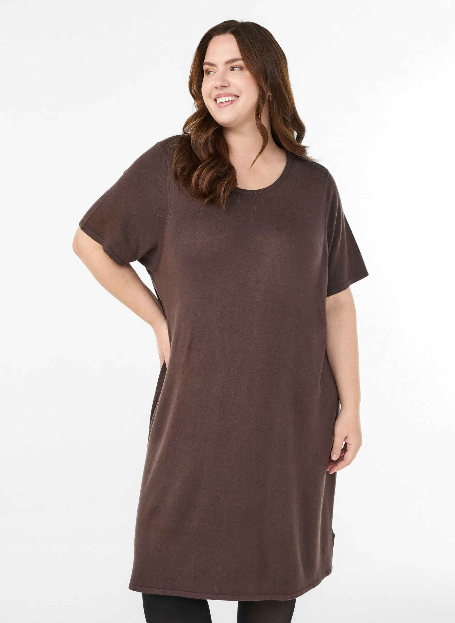 Knielanges Strickkleid mit kurzen Ärmeln