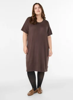 Knielanges Strickkleid mit kurzen Ärmeln