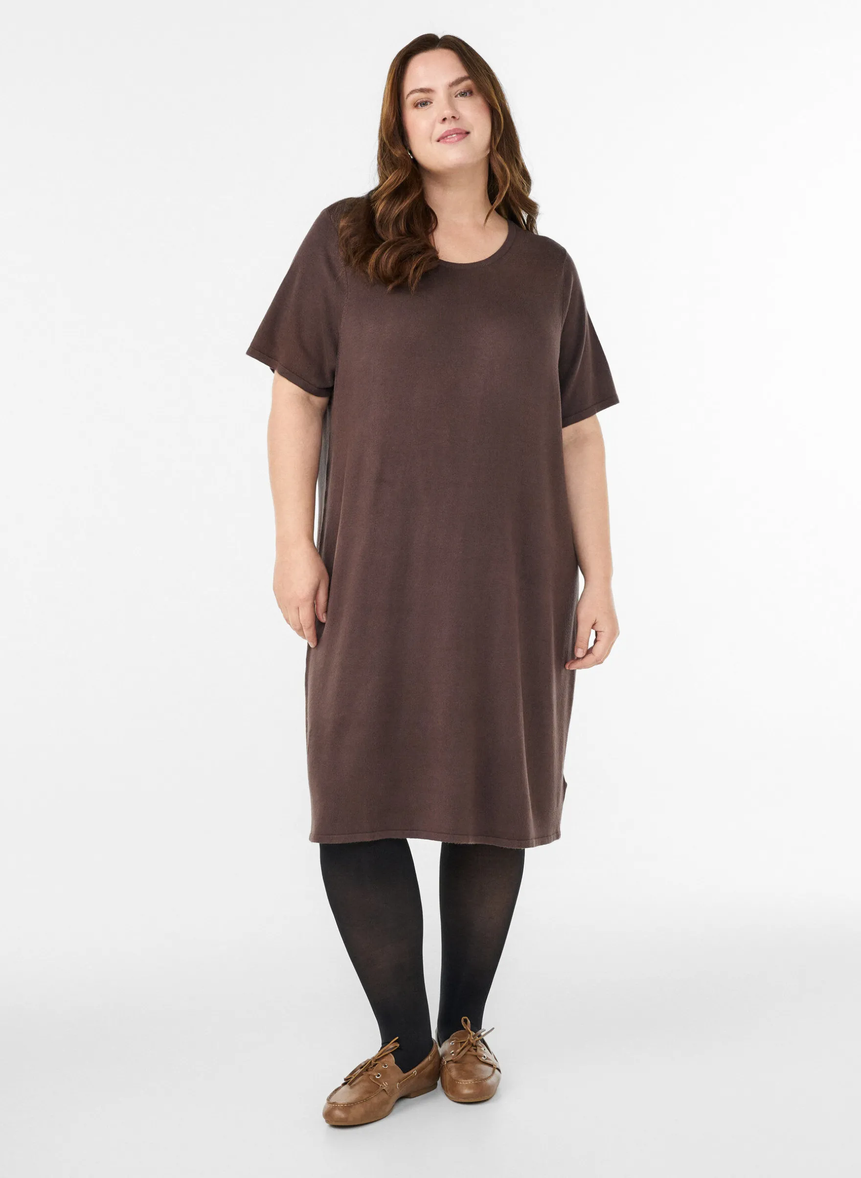 Knielanges Strickkleid mit kurzen Ärmeln