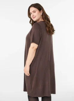 Knielanges Strickkleid mit kurzen Ärmeln