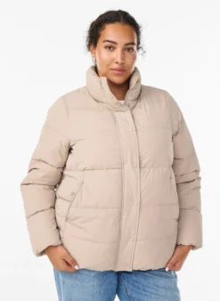 Kurze gepolsterte Pufferjacke mit hohem Kragen