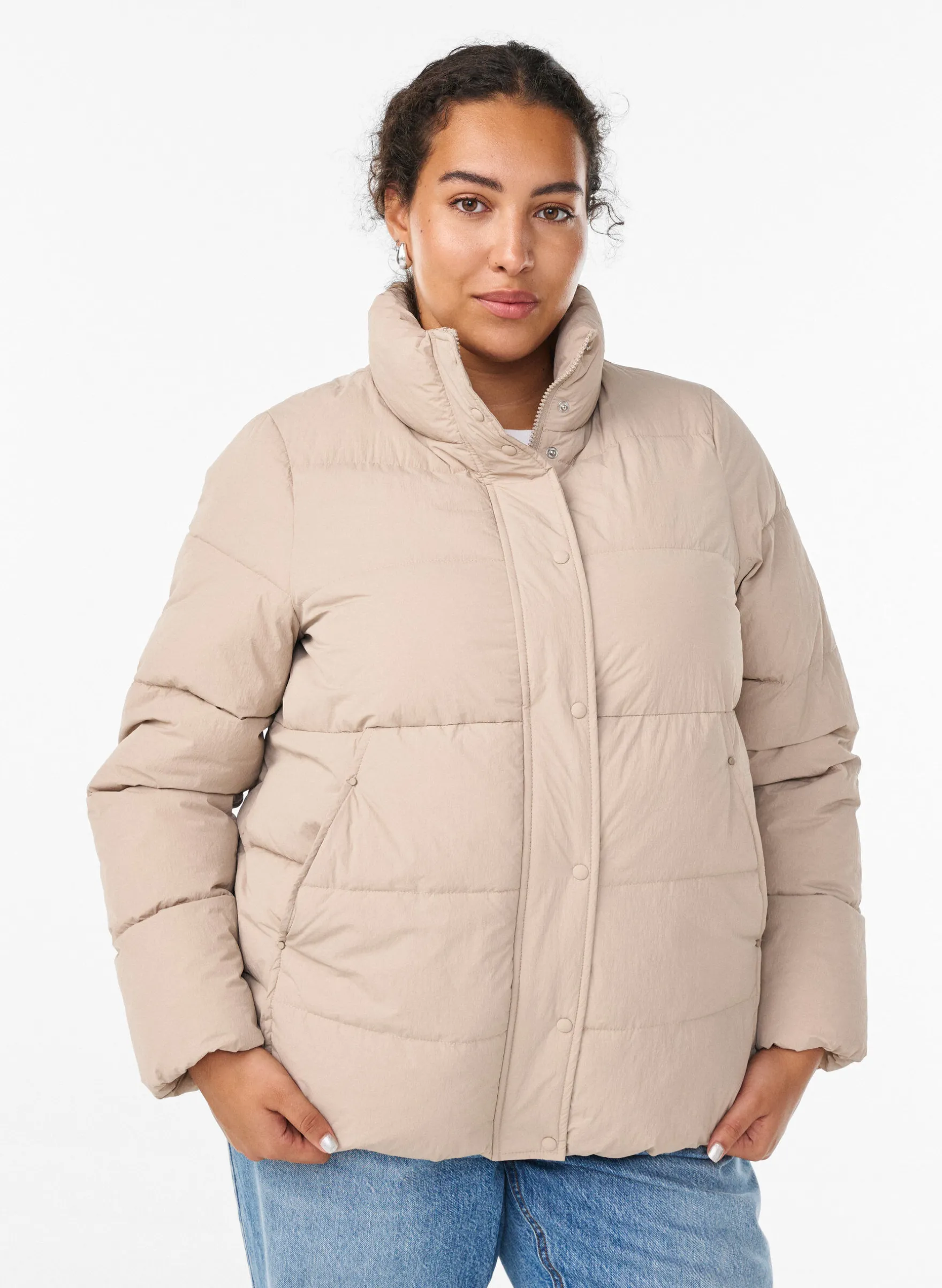 Kurze gepolsterte Pufferjacke mit hohem Kragen