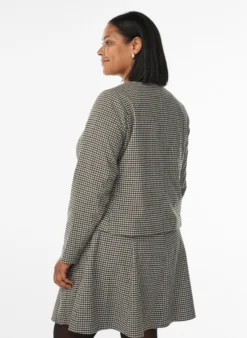 Kurze Jacke mit goldfarbenen Knöpfen
