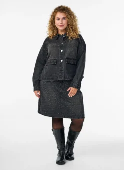 Kurzer Jeansrock mit Strasssteinen