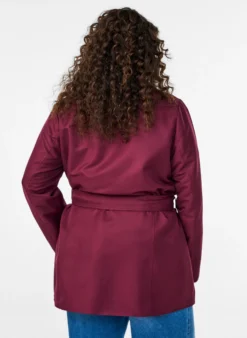Kurzer Trenchcoat mit Gürtel