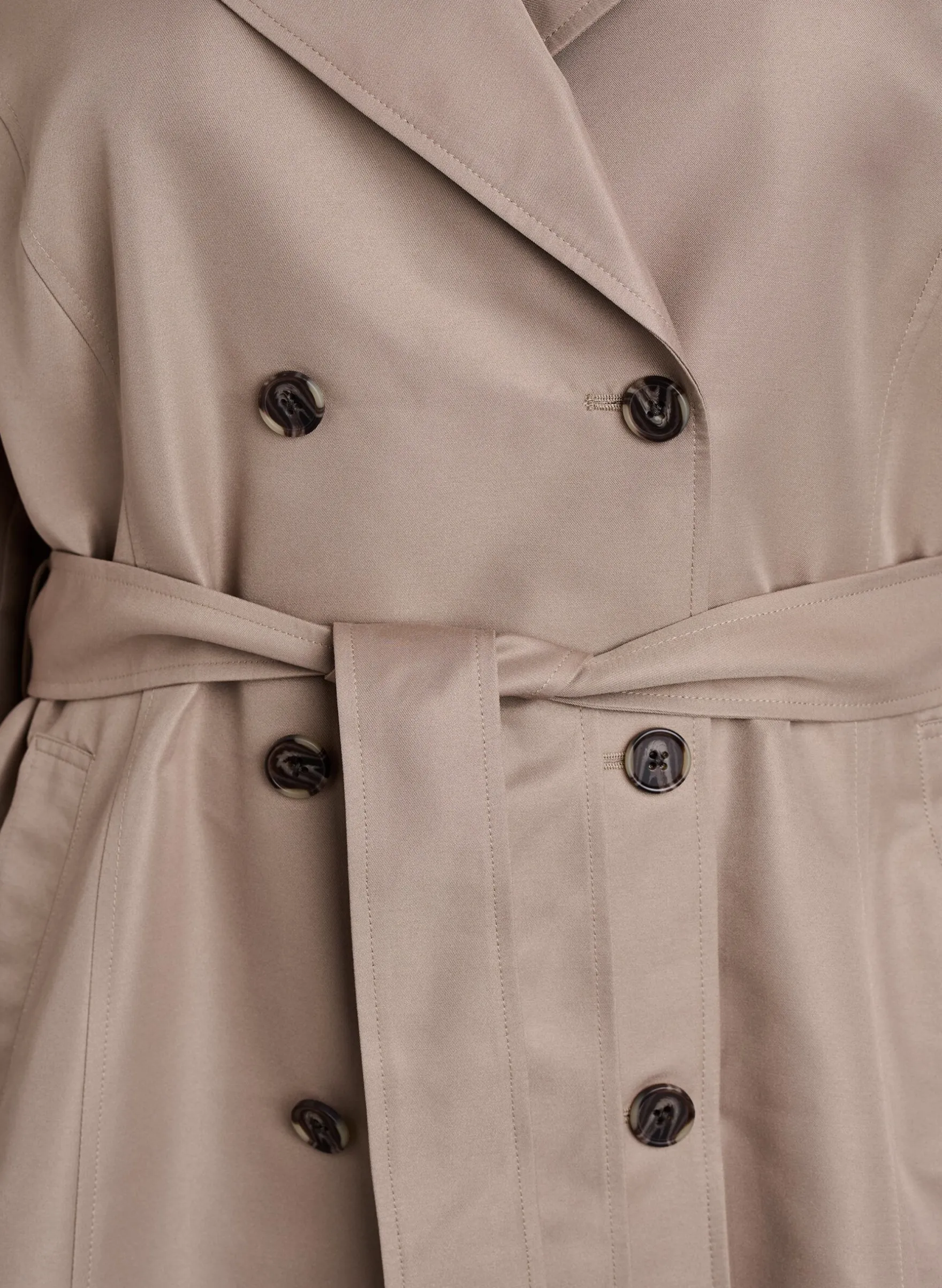Kurzer Trenchcoat mit Gürtel