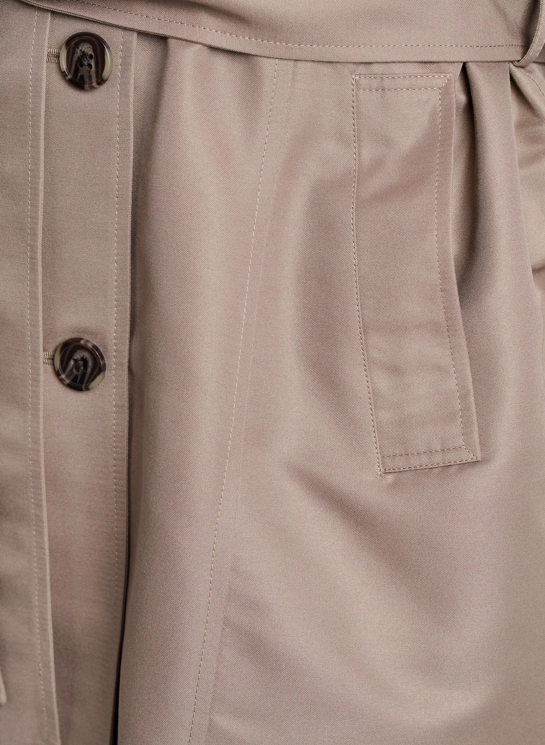 Kurzer Trenchcoat mit Gürtel