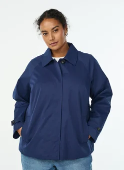 Kurzer Trenchcoat mit Kragen und Raglanärmeln