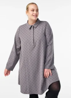 Kurzes A-Linien-Kleid mit langen Ärmeln