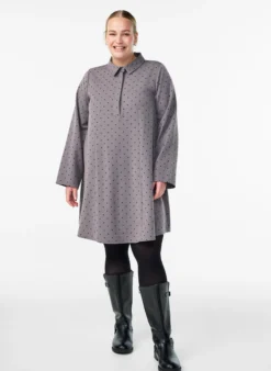 Kurzes A-Linien-Kleid mit langen Ärmeln