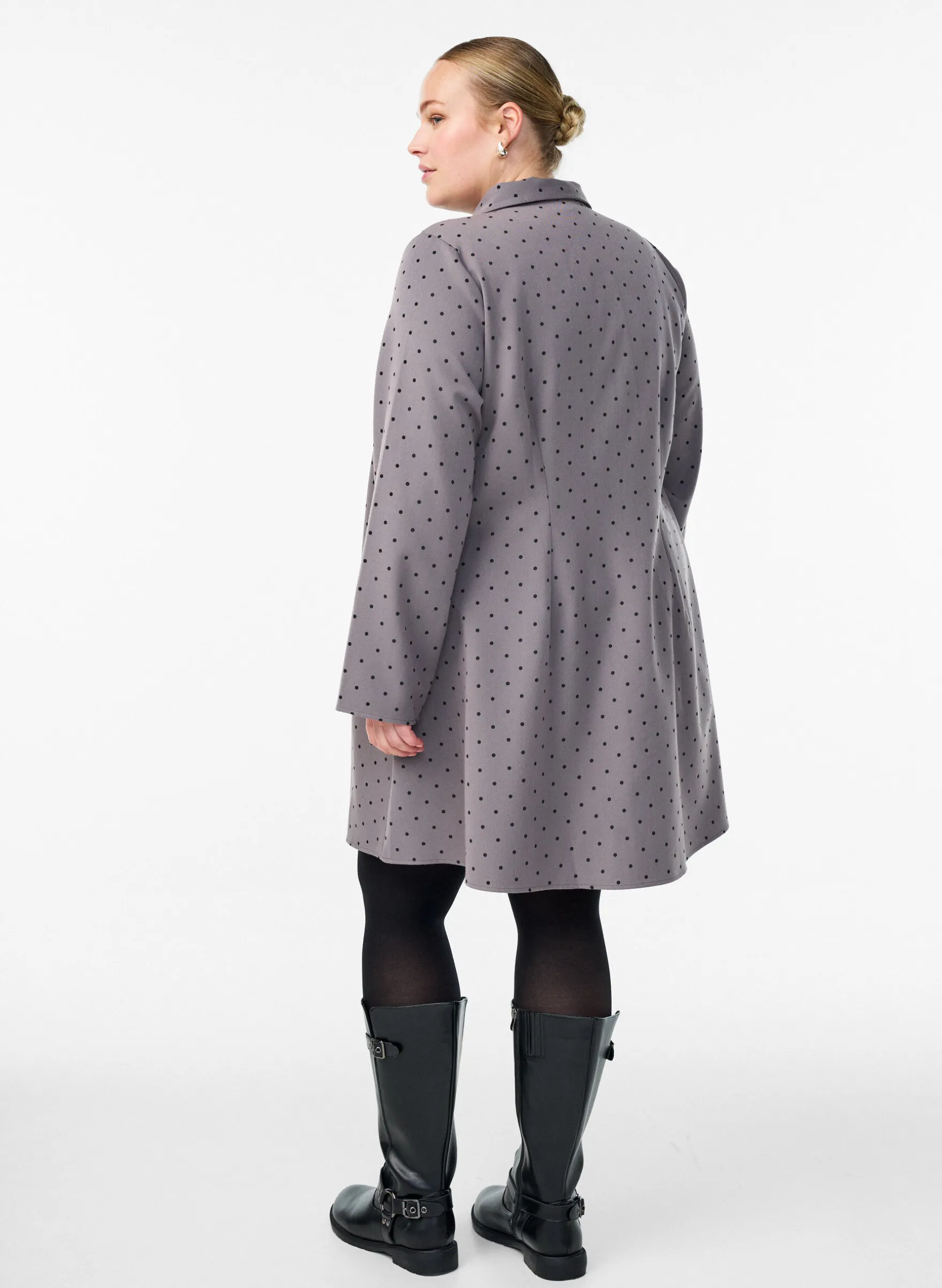 Kurzes A-Linien-Kleid mit langen Ärmeln