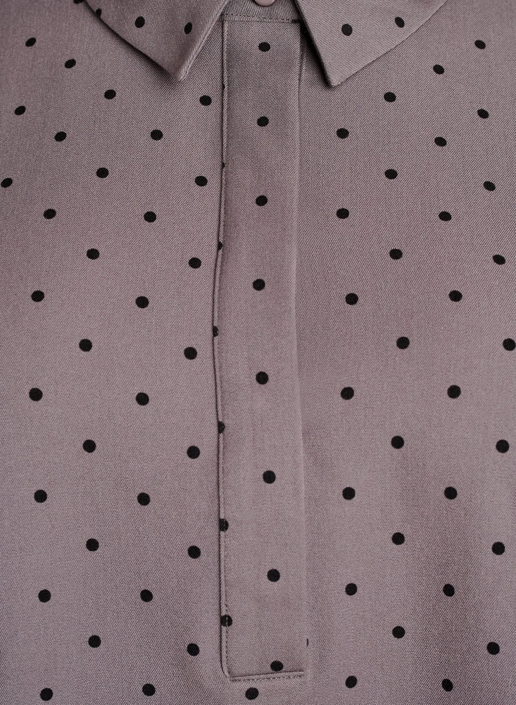 Kurzes A-Linien-Kleid mit langen Ärmeln