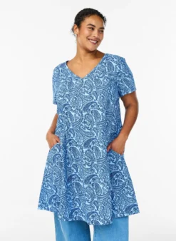 Kurzes A-Linien-Kleid mit Paisleymuster