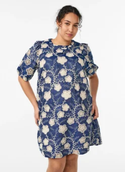 Kurzes A-Linien-Kleid mit Stickmuster