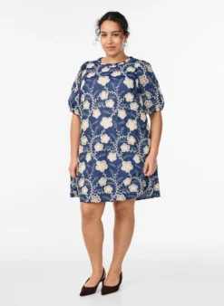 Kurzes A-Linien-Kleid mit Stickmuster