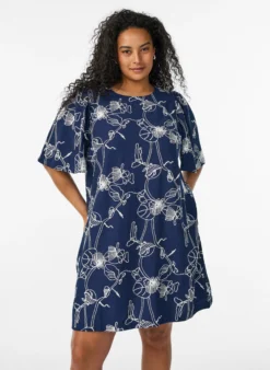 Kurzes A-Linienkleid mit Stickmuster
