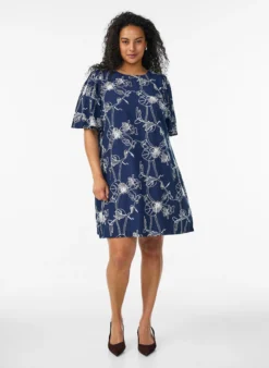 Kurzes A-Linienkleid mit Stickmuster