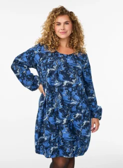 Kurzes Baumwollkleid mit Gummisaum und langen Ärmeln