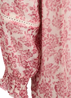 Kurzes Chiffonkleid mit Häkel­details