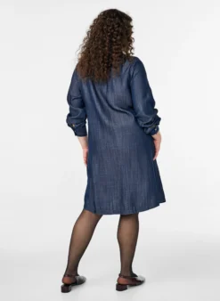 Kurzes Denimkleid aus Lyocell mit Druckknöpfen