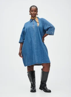 Kurzes Denim-Kleid mit Reißverschluss und 3/4-Ärmeln