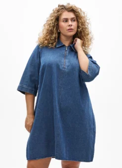 Kurzes Denim-Kleid mit Reißverschluss und 3/4-Ärmeln