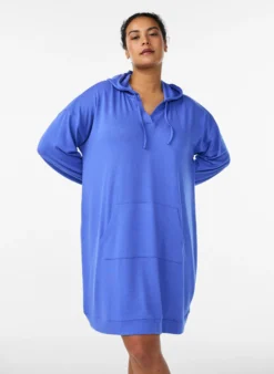 Kurzes Hoodie-Kleid mit Kängurutasche