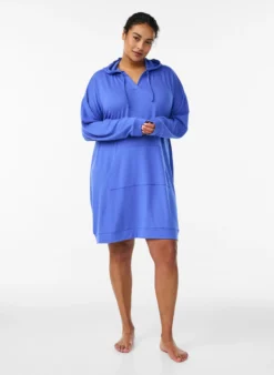 Kurzes Hoodie-Kleid mit Kängurutasche